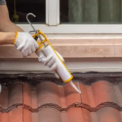 Profissional realizando reparo técnico de telhado