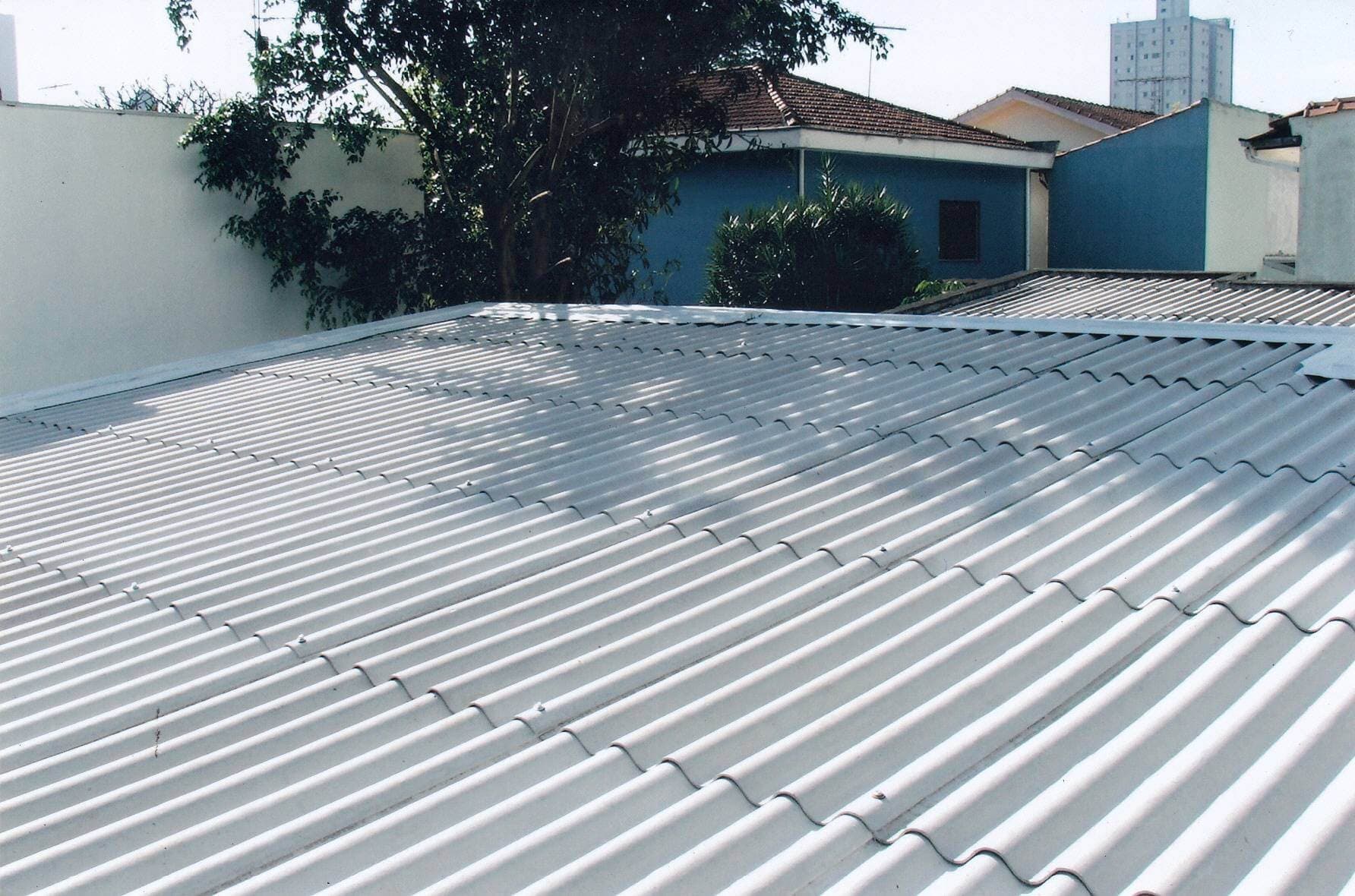 Instalação de telhas de fibrocimento em galpão