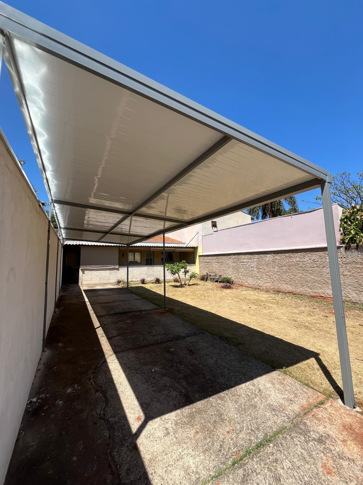 Telha sanduíche metálica instalada em cobertura comercial